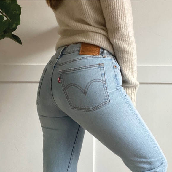 SOLD - Levi’s Wedgie Straight in Light Wash – Like New - Picture 1 of 7